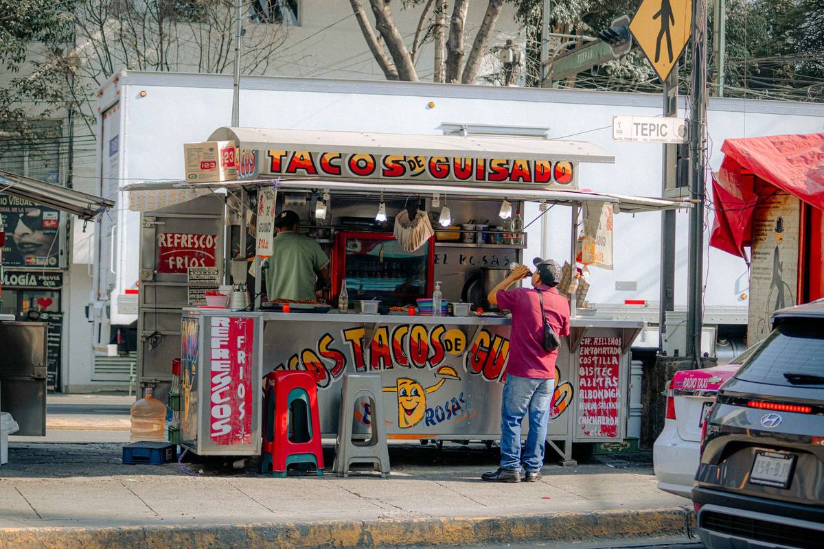 Taco-Stand an einer Straße in Mexiko, ein Gast isst im Stehen am Tresen